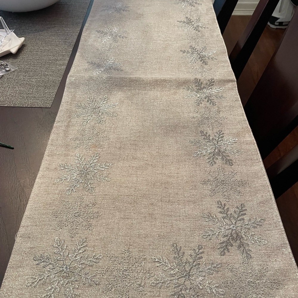 Beautiful Snowflake Table Runner